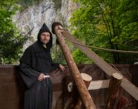 Rekonstrukce sestupu Lazara Schoppera na dno propasti Macocha 25. května 1723
